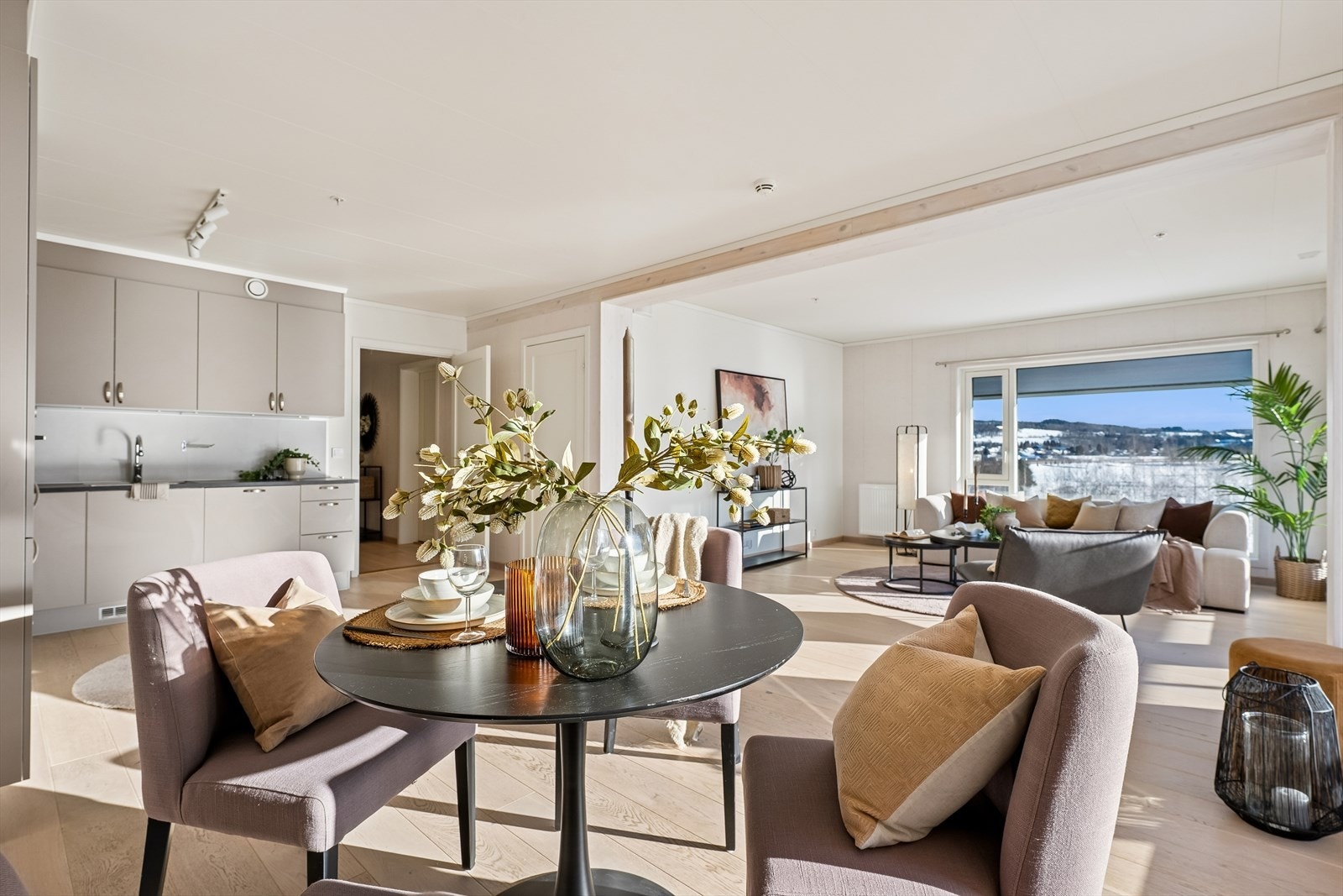 Stuen og spisestuen utgjør et stort, gjennomgående rom med rikelig dagslys fra store vindusflater. Galleribilde