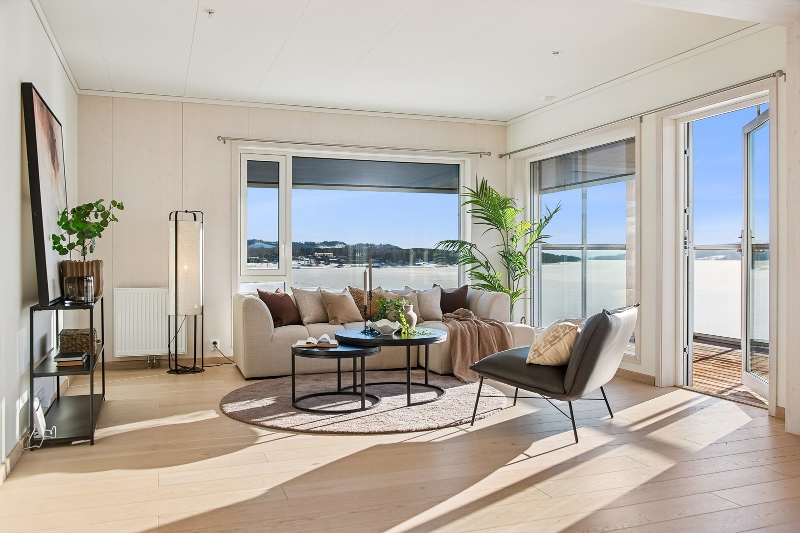 Stuedelen har god plass til en romslig sofagruppe og er et naturlig samlingspunkt. Galleribilde