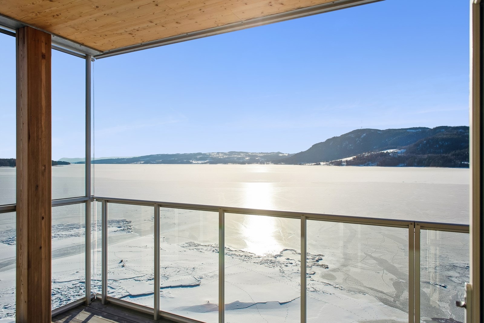 Her er det god plass til utemøbler for å nyte lange dager utendørs. Galleribilde