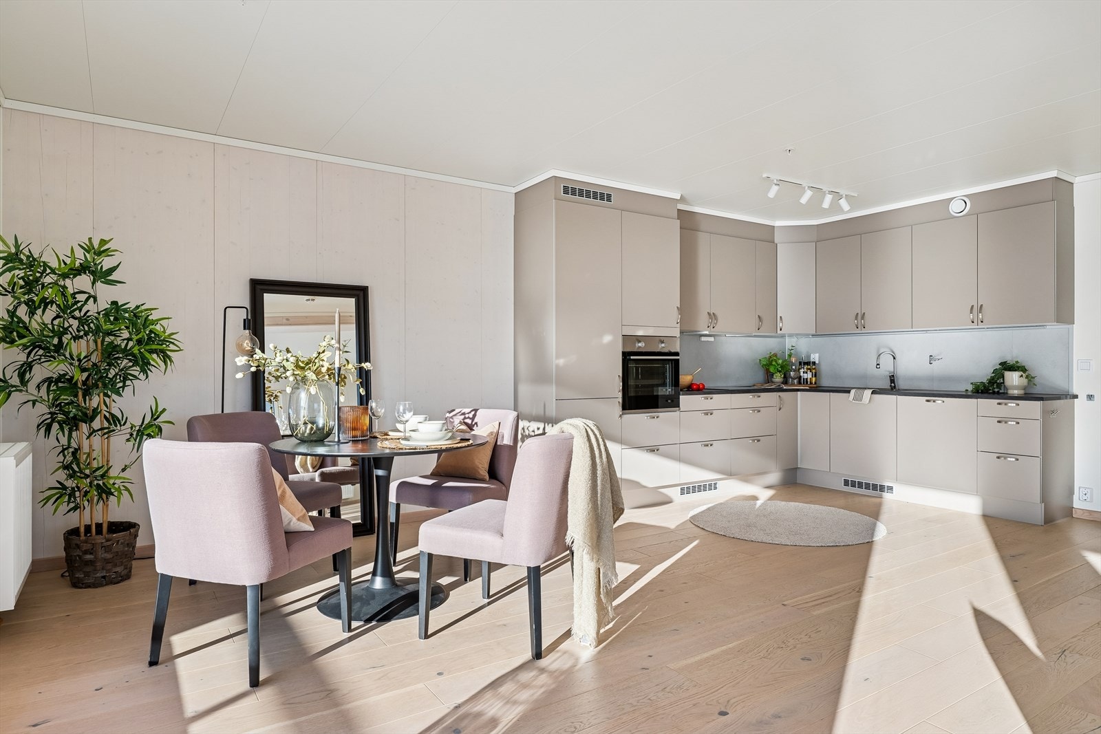 Lys og innbydende leilighet fra 2021 med god standard og moderne planløsning Galleribilde