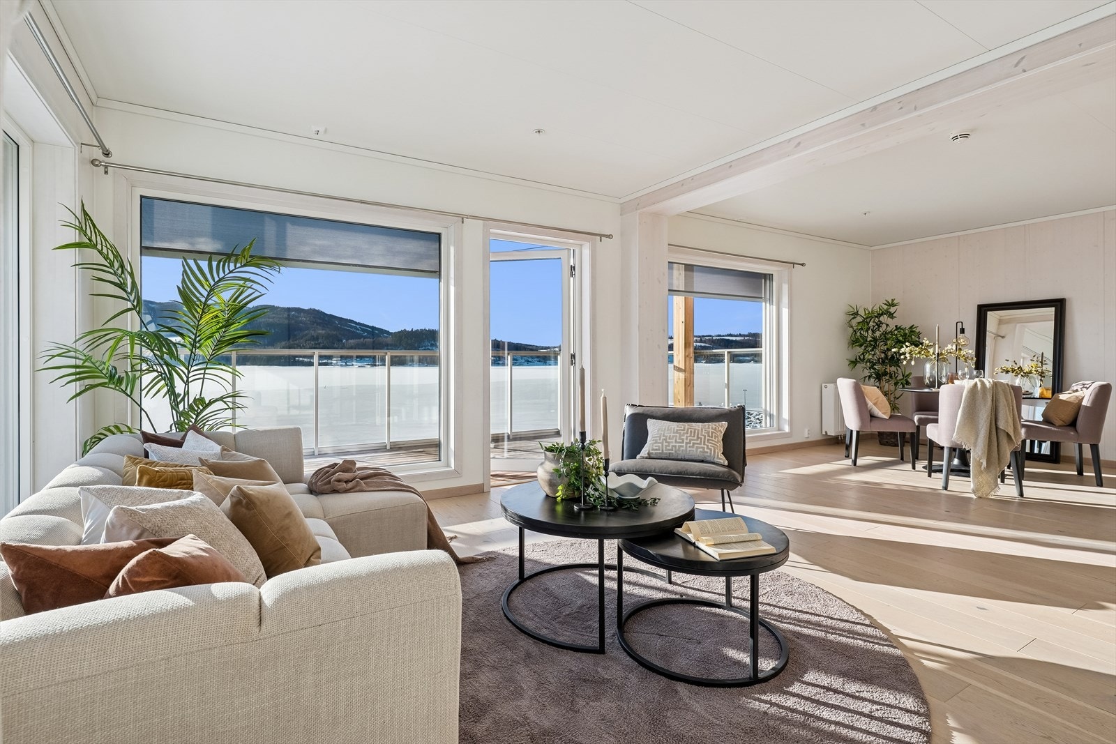 Fjernvarme og balansert ventilasjon sørger for et sunt og godt inneklima i hele leiligheten. Galleribilde