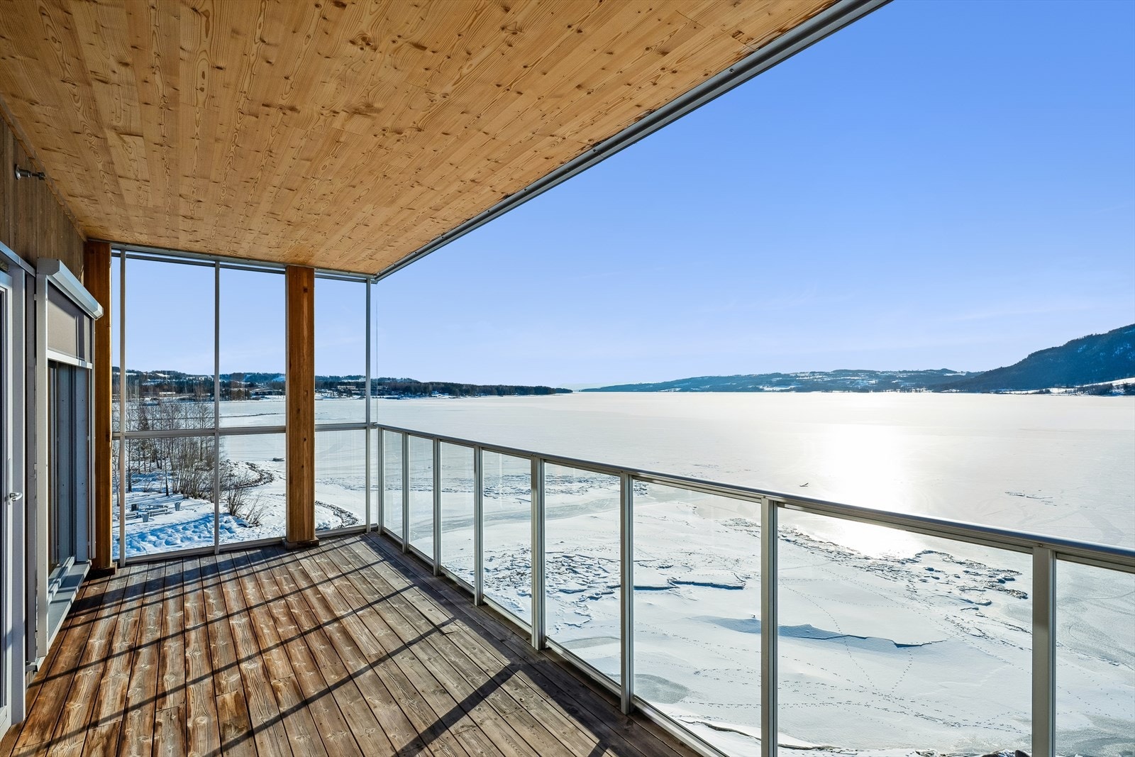 Leiligheten ligger i 4 etasje på det søndre hjørnet, med fantastisk utsikt! Balkongen er overbygd, og har sol fra morgen til kveld. Galleribilde