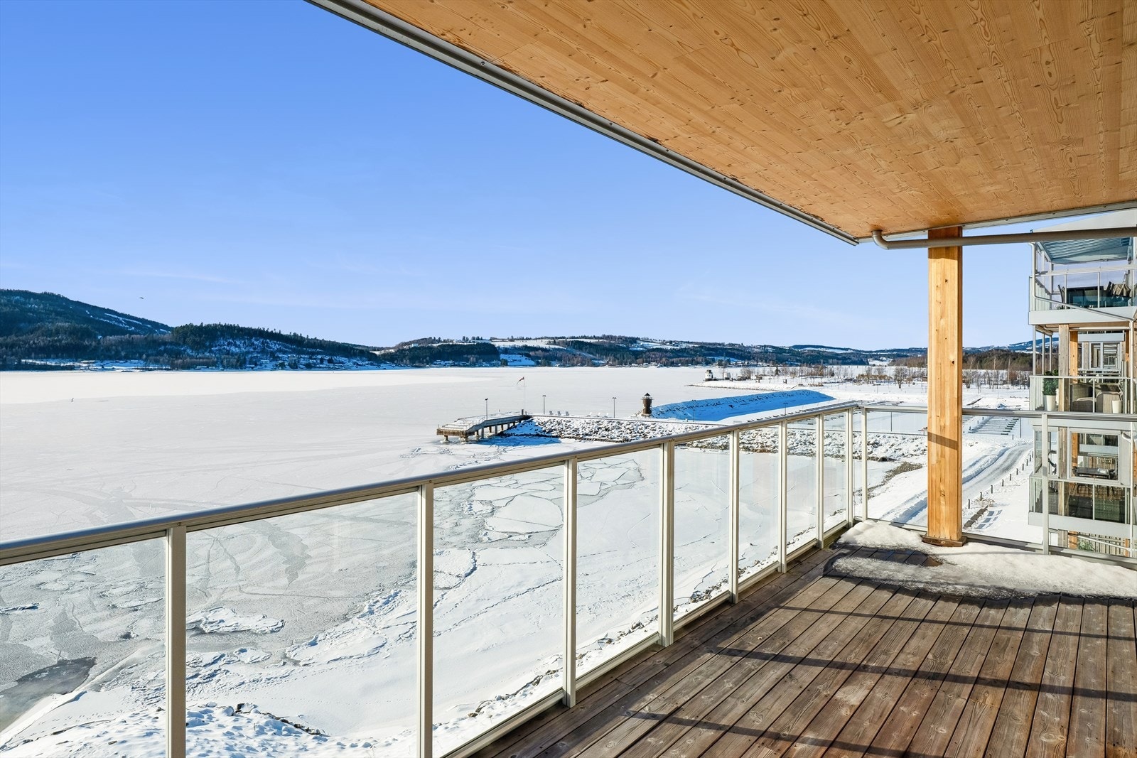 Nydelig utsikt mot Skibladnerbrygga og Mjøsparken Galleribilde