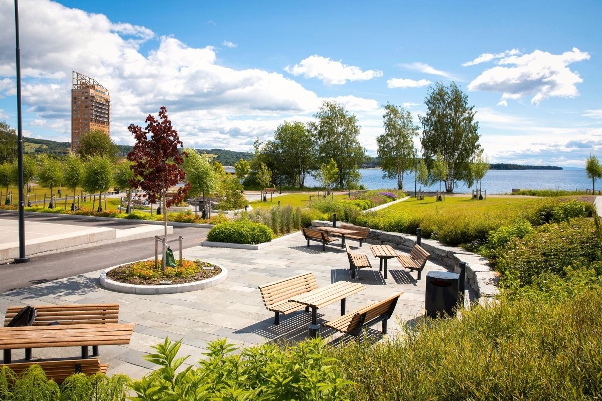 Eiendommen ligger i umiddelbar nærhet til Mjøsparken, et stort rekreasjonsområde ved Mjøsa. Galleribilde