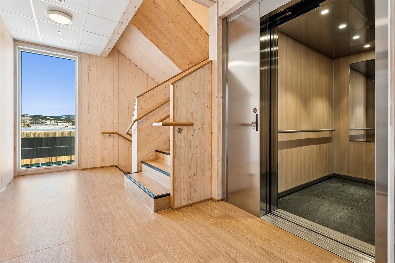 Bygget har heis som gir enkel adkomst til leiligheten og fellesarealene. Galleribilde