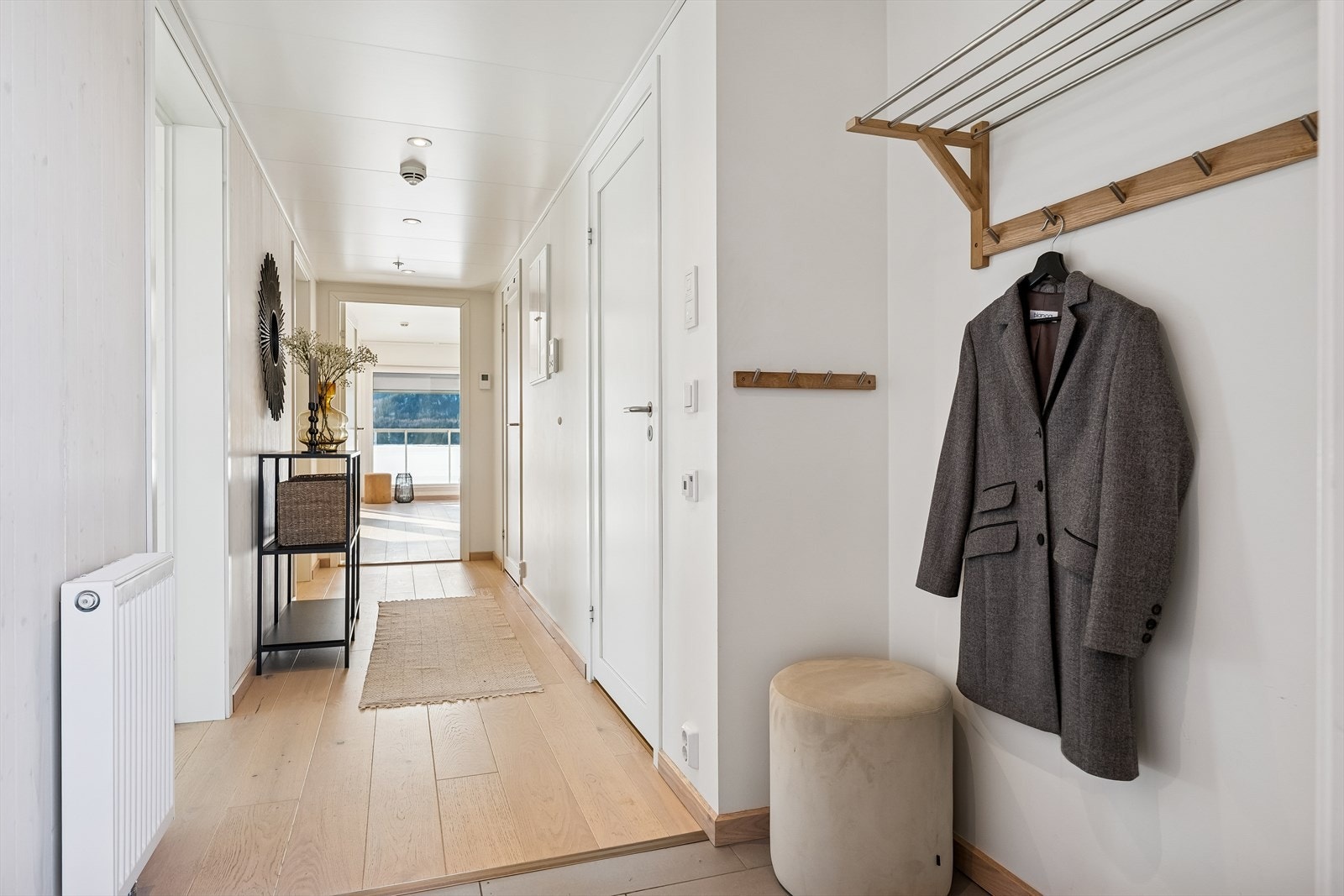 En lys og innbydende entré med parkettgulv og god plass til yttertøy. Galleribilde