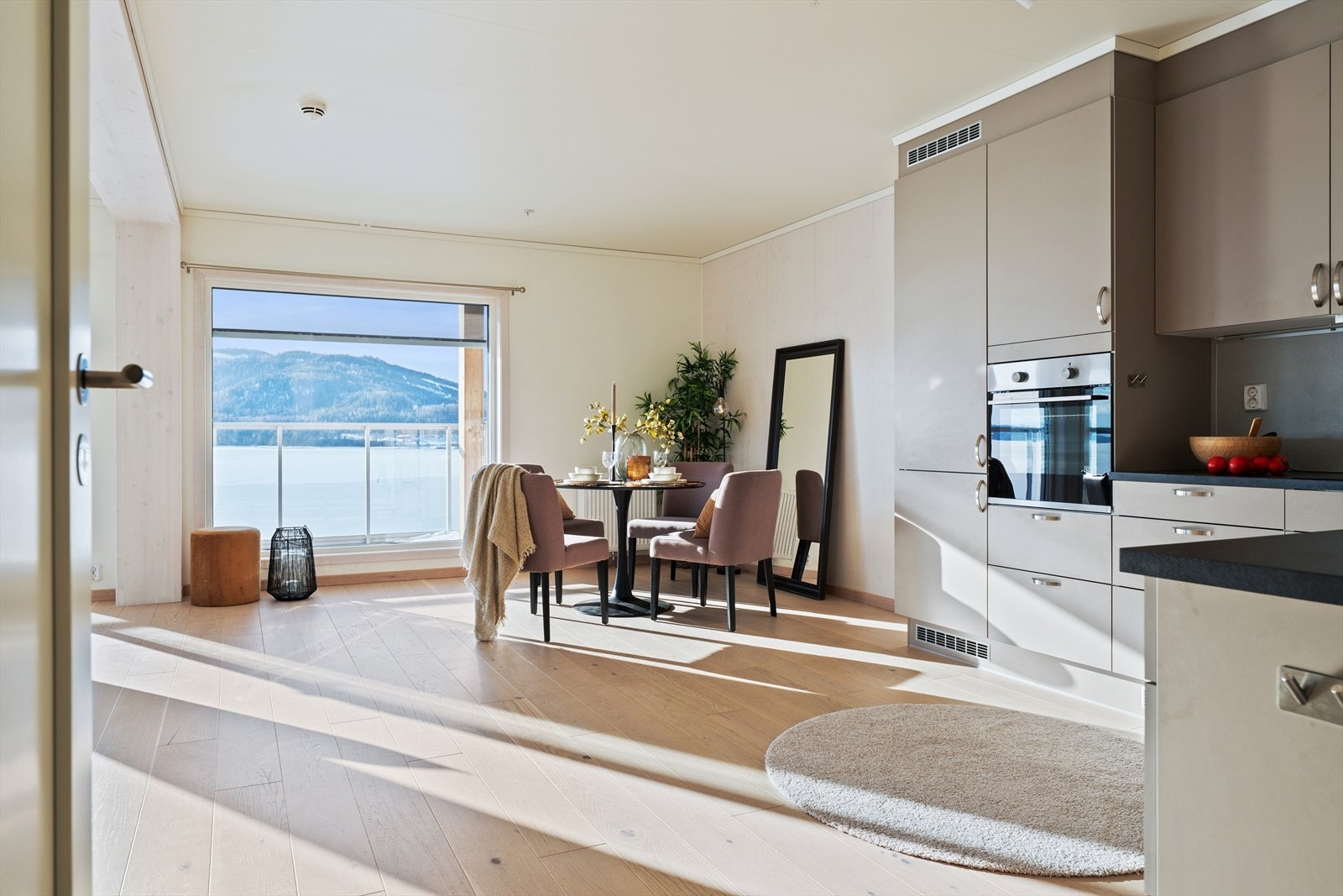 Alle hvitevarer er integrerte, inkludert induksjonstopp, stekeovn, oppvaskmaskin og kjøl/frys. Galleribilde