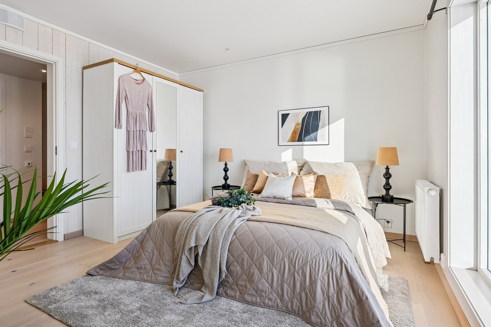 Vegger med panel og parkett på gulvet gir en lun atmosfære på soverommene. Galleribilde