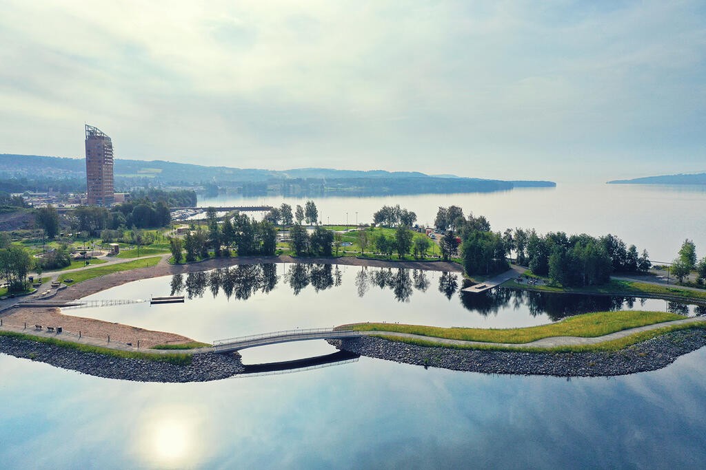 Mjøsparken byr på blant annet sandstrand, skatepark, lekeplass og turstier langs vannet. Galleribilde
