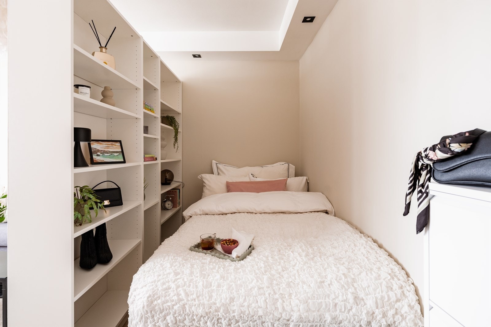 Sovealkoven er en smart løsning som gir plass til seng og skaper et naturlig skille i rommet. Galleribilde