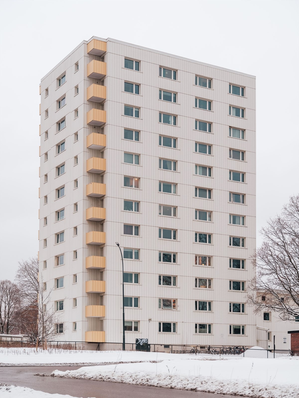 Bygget er fra 1961 og har to heiser. Fyring og varmtvann er inkludert i felleskostnadene. Galleribilde