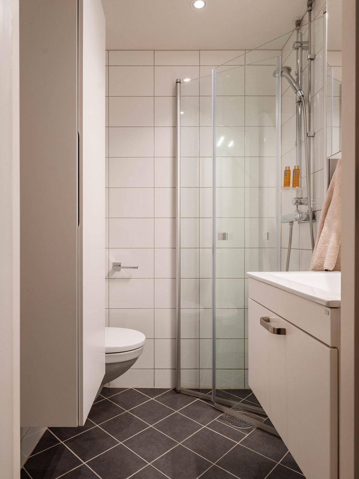 Badet ble oppgradert i 2018 i regi av borettslaget og har flislagt gulv med varmekabler. Galleribilde