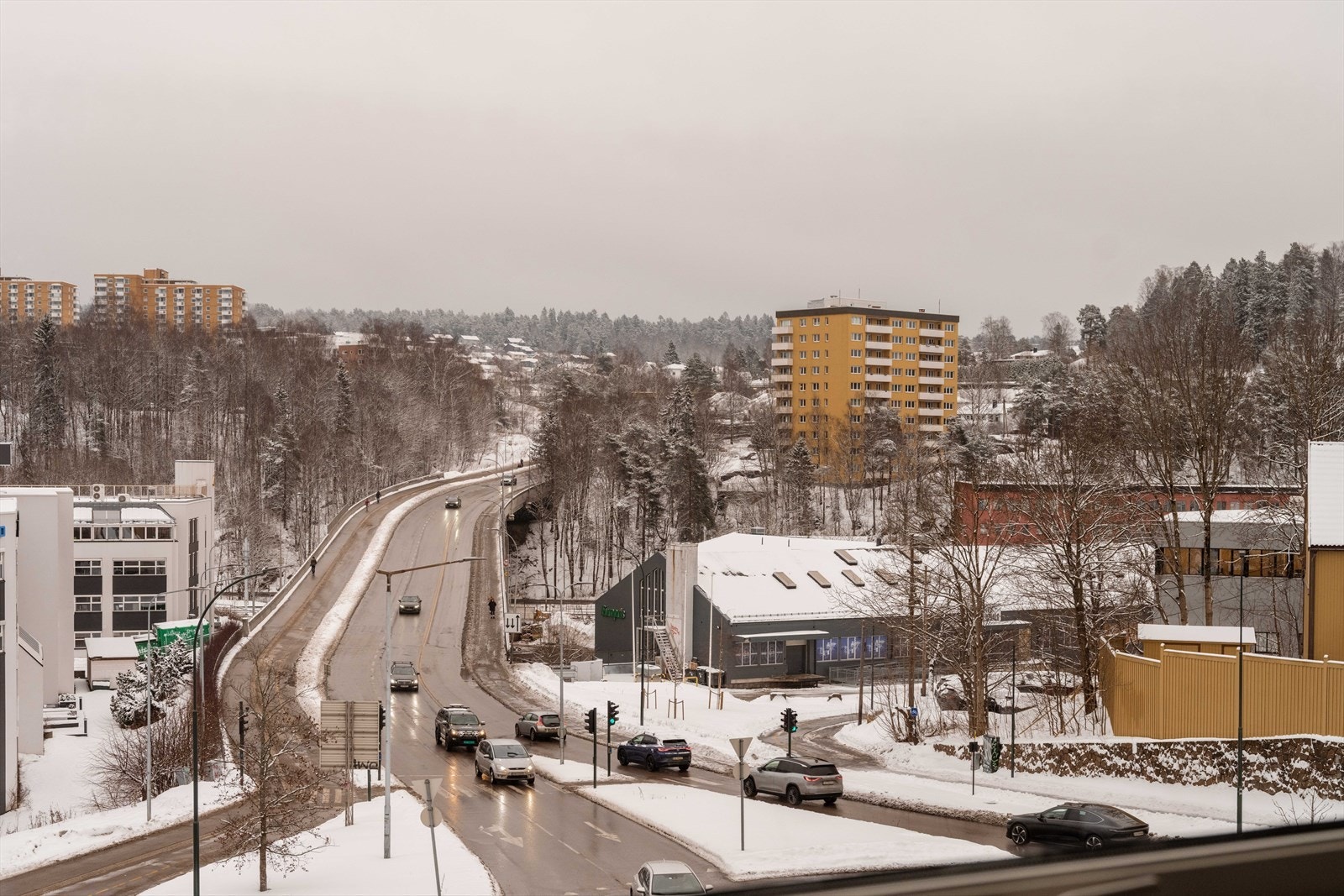 Området har et godt kollektivtilbud med buss, T-bane og tog som gir effektiv reise til sentrum. Hverdagslogistikken er enkel med Rema 1000 og Joker i umiddelbar nærhet. Galleribilde
