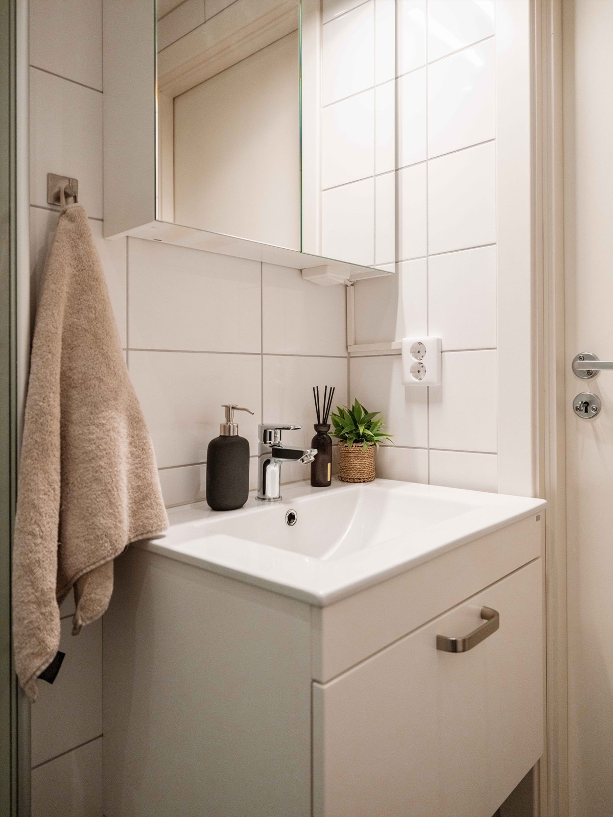 Innredningen består av en servant nedfelt i skap og et praktisk speilskap med belysning. Galleribilde