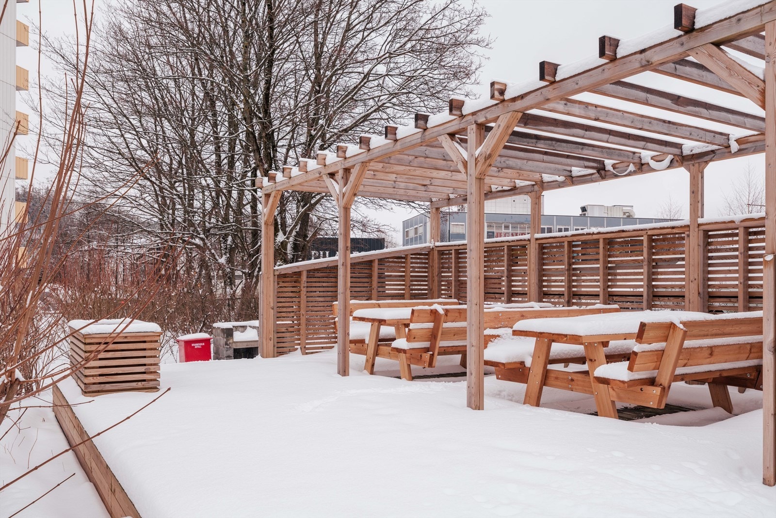 Borettslaget har hyggelige, felles uteområder med sittegrupper. Galleribilde