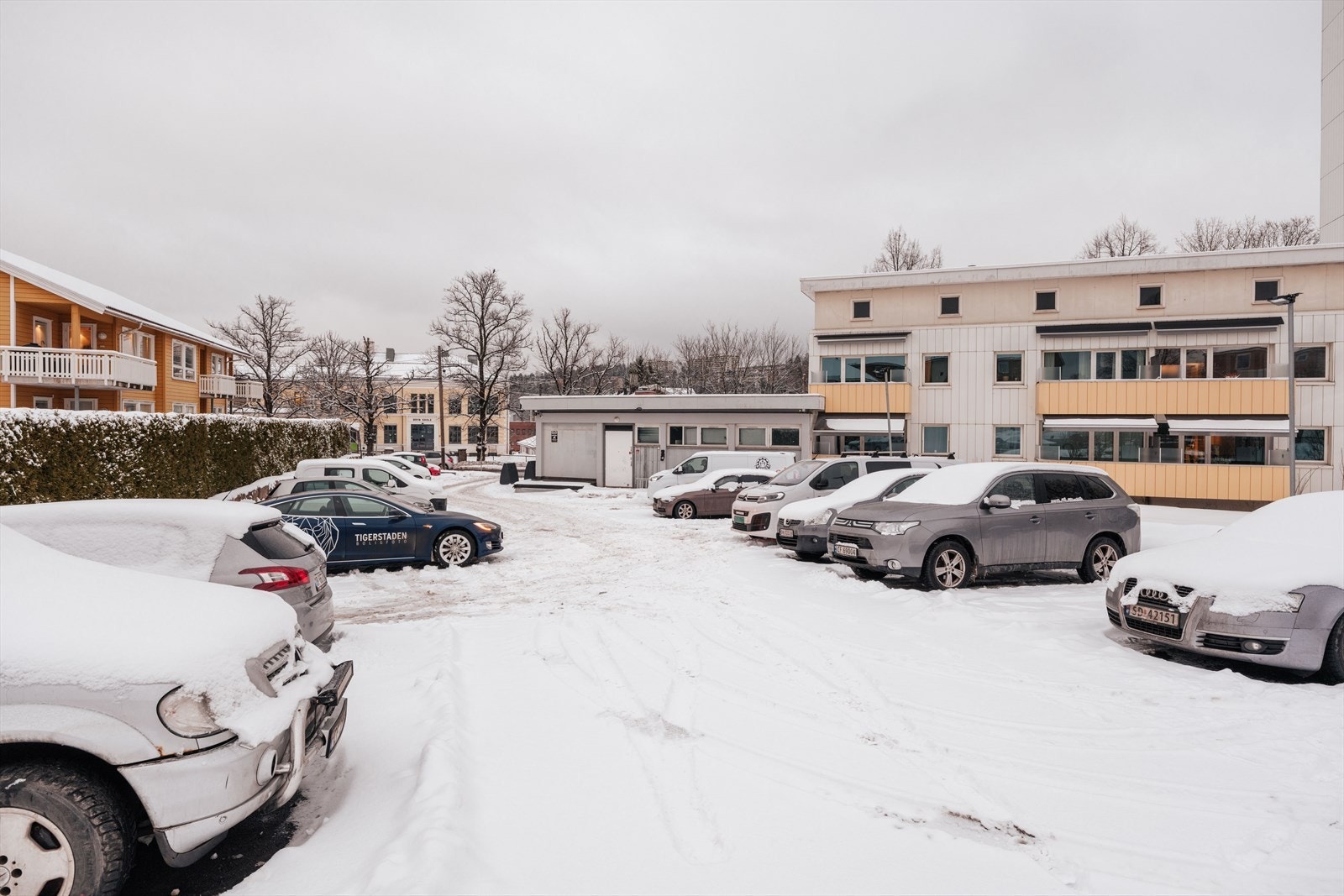Borettslaget disponerer flere parkeringsplasser med mulighet for gratis parkering. Galleribilde