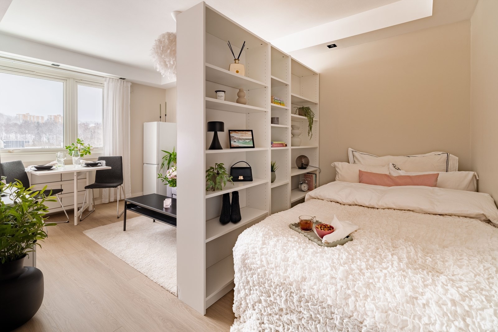 Leiligheten har en arealeffektiv planløsning med en praktisk sovealkove som skiller sovesonen fra stuen. Galleribilde