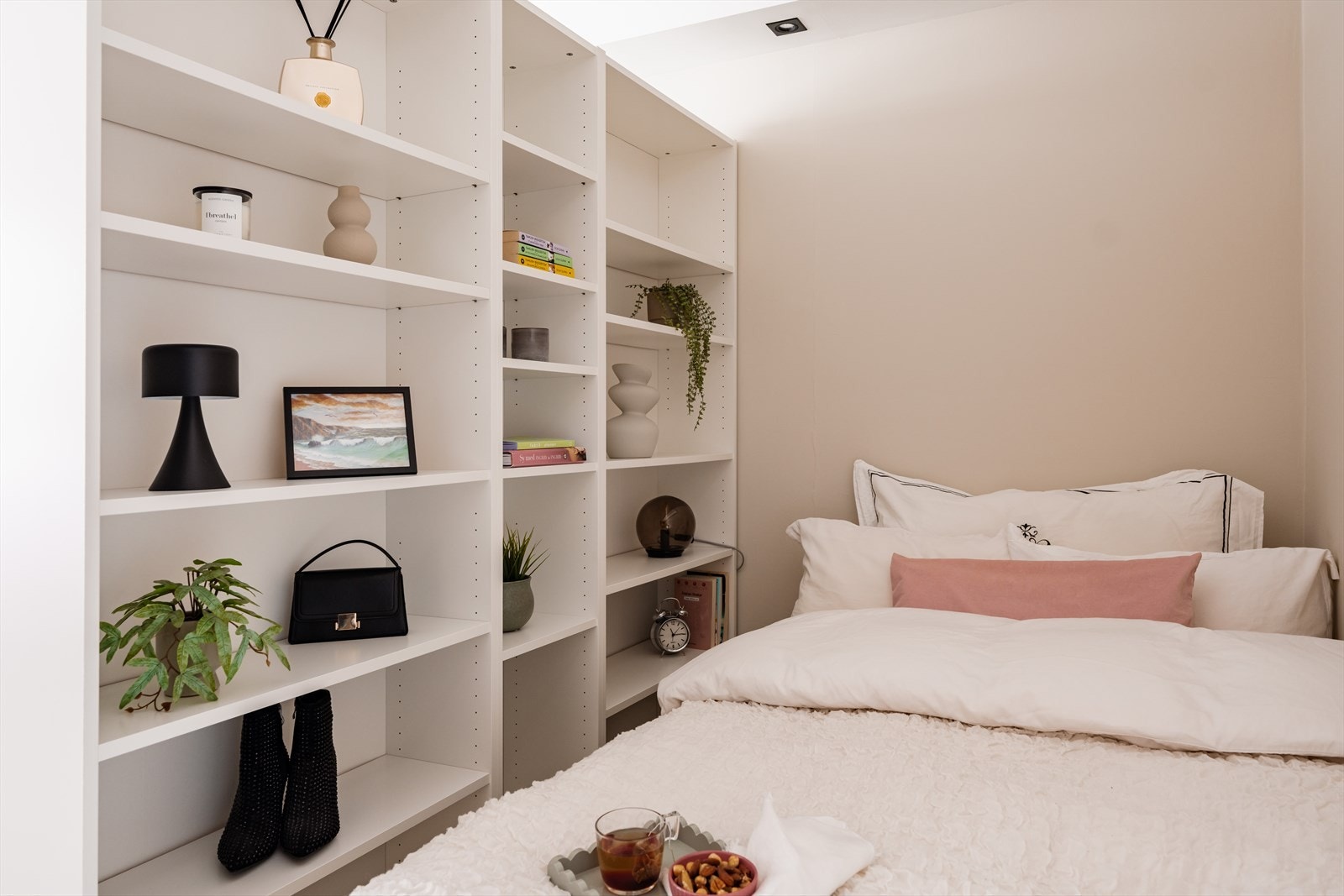 Her er det gode muligheter for smarte oppbevaringsløsninger rundt sengen. Galleribilde