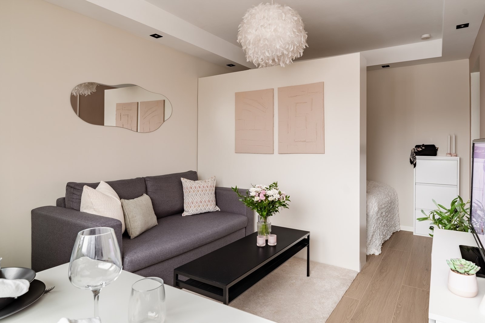 Stuen er malt i en behagelig fargetone som gir et moderne uttrykk. Galleribilde