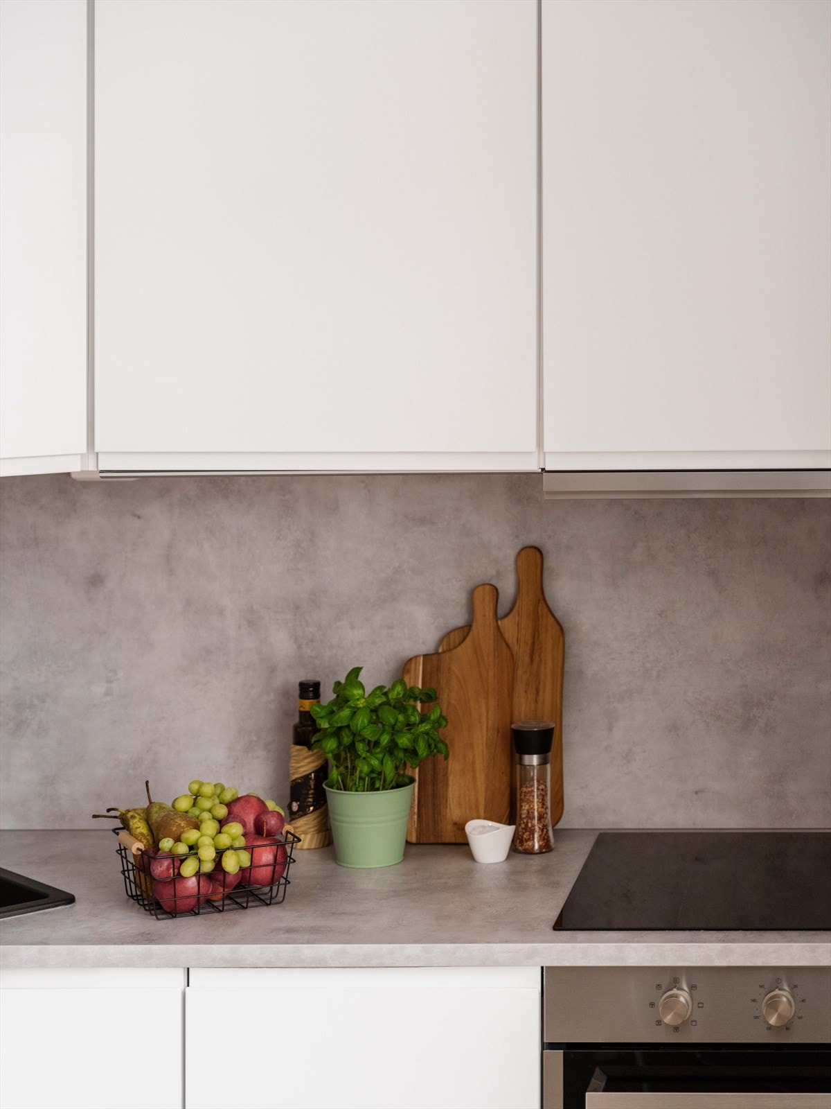 Kjøkkeninnredningen har glatte fronter og er utstyrt med integrert oppvaskmaskin for en enklere hverdag. Galleribilde