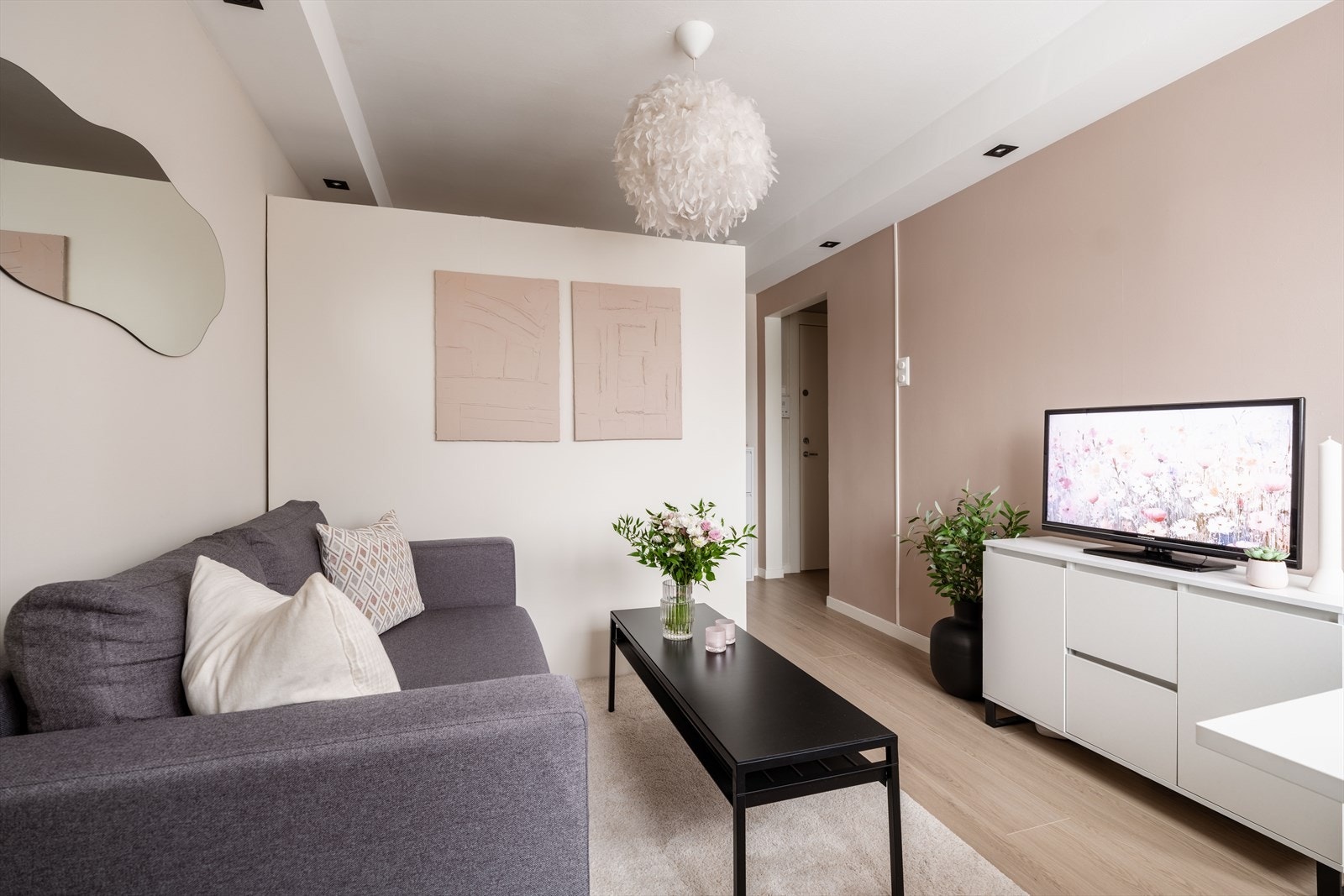 Nyere gulv i stuen gir en helhetlig og tidsriktig følelse. Boligen har dimbare lys med app-styring. Galleribilde