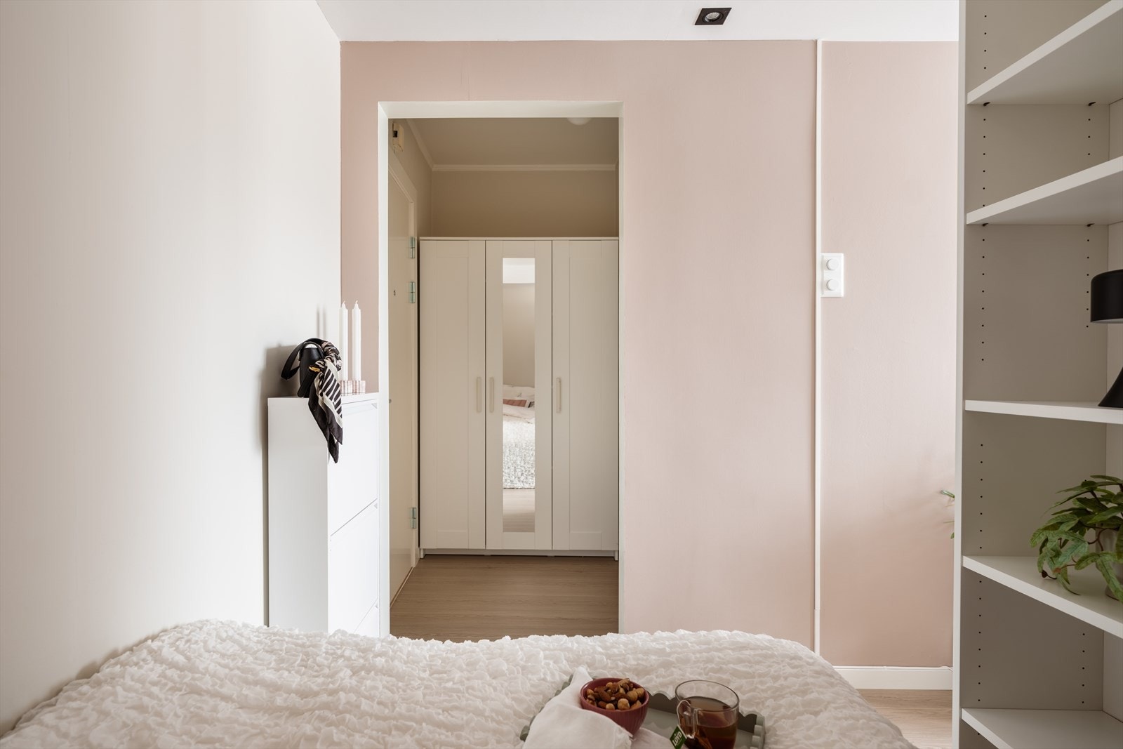 Den gode takhøyden bidrar til en luftig romfølelse i hele leiligheten. Galleribilde