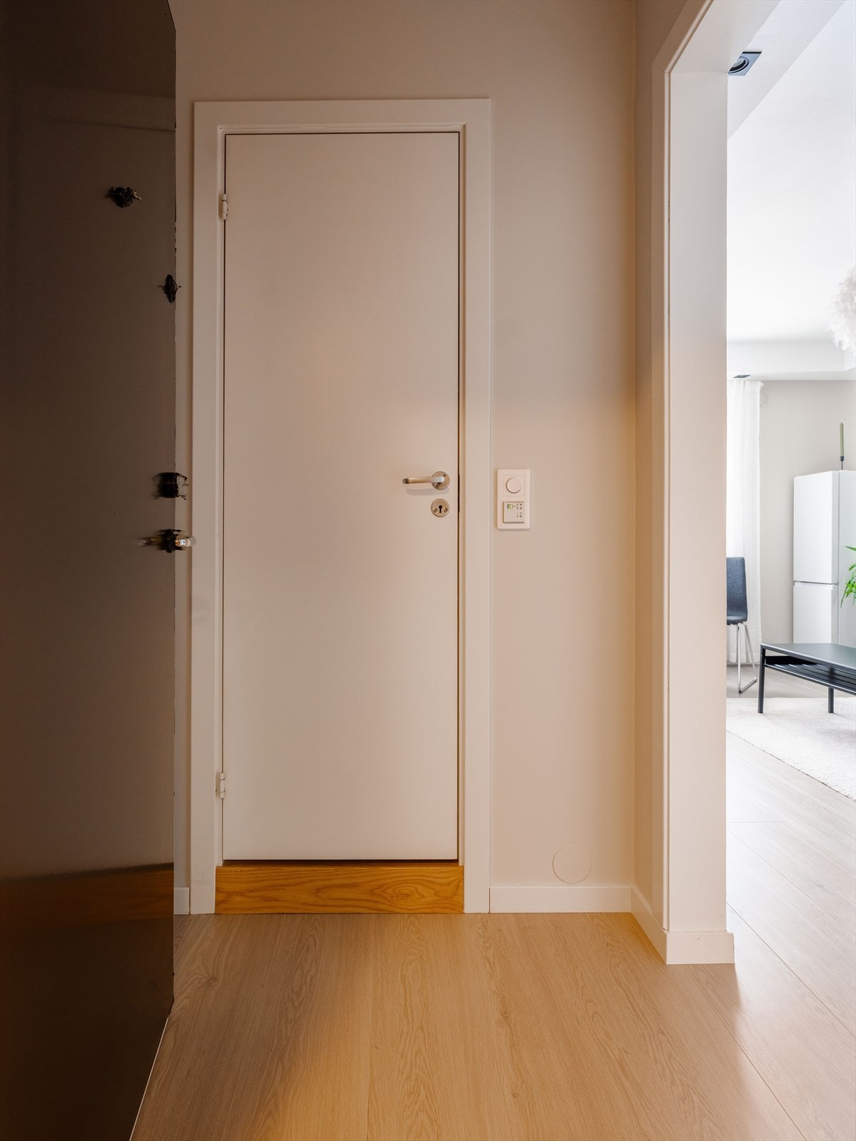 Velkommen inn i en lys entré. Her har du plass til oppbevaring av yttertøy og sko. Galleribilde