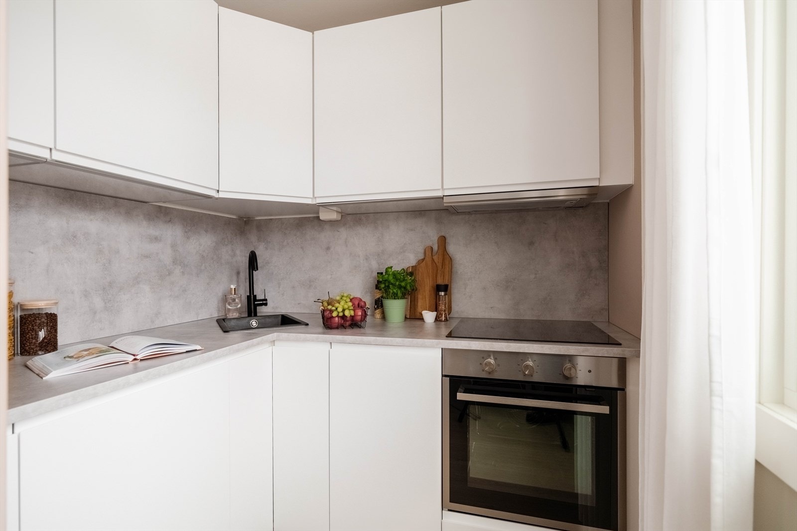 Kjøkkenet er fra 2024 og har en moderne innredning med integrert stekeovn, oppvaskmaskin, platetopp og kombinert vaskemaskin/tørketrommel. Galleribilde