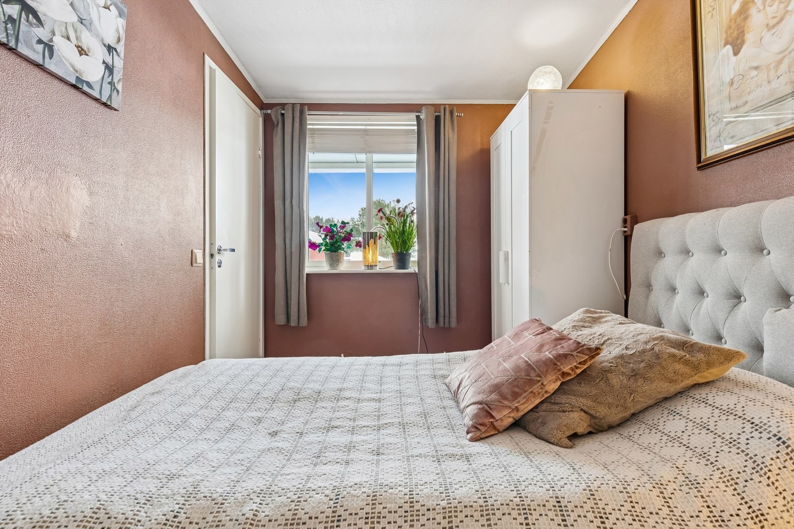 Soverommet er også malt i en moderne og fin farge. Galleribilde