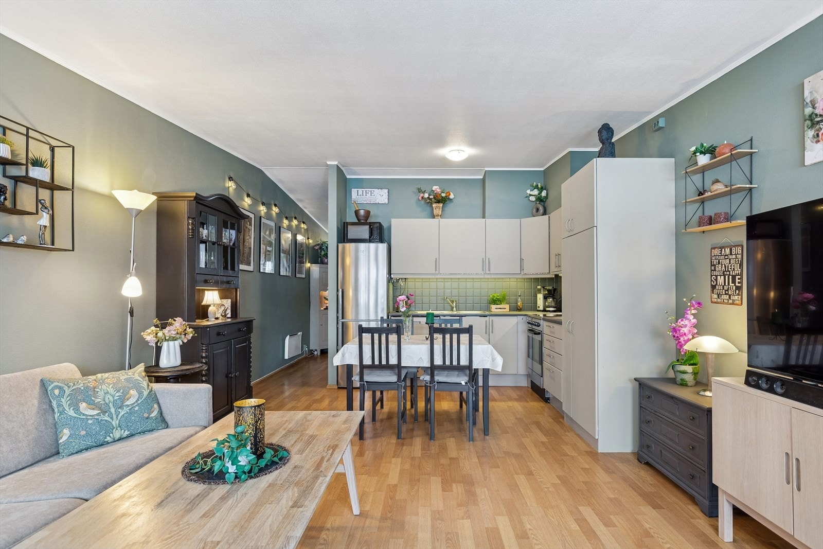 Stue/kjøkken med åpen løsning. Galleribilde