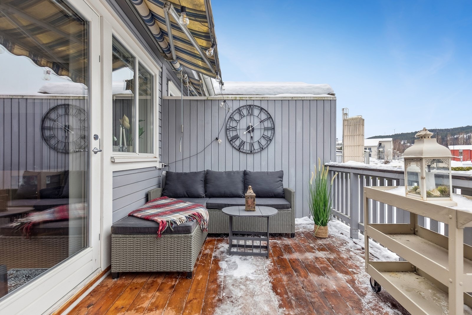 Verandaen har tette skillevegger mot naboleiligheter på begge sider. Det er manuell terrassemarkise over vinduer og verandadør. Galleribilde