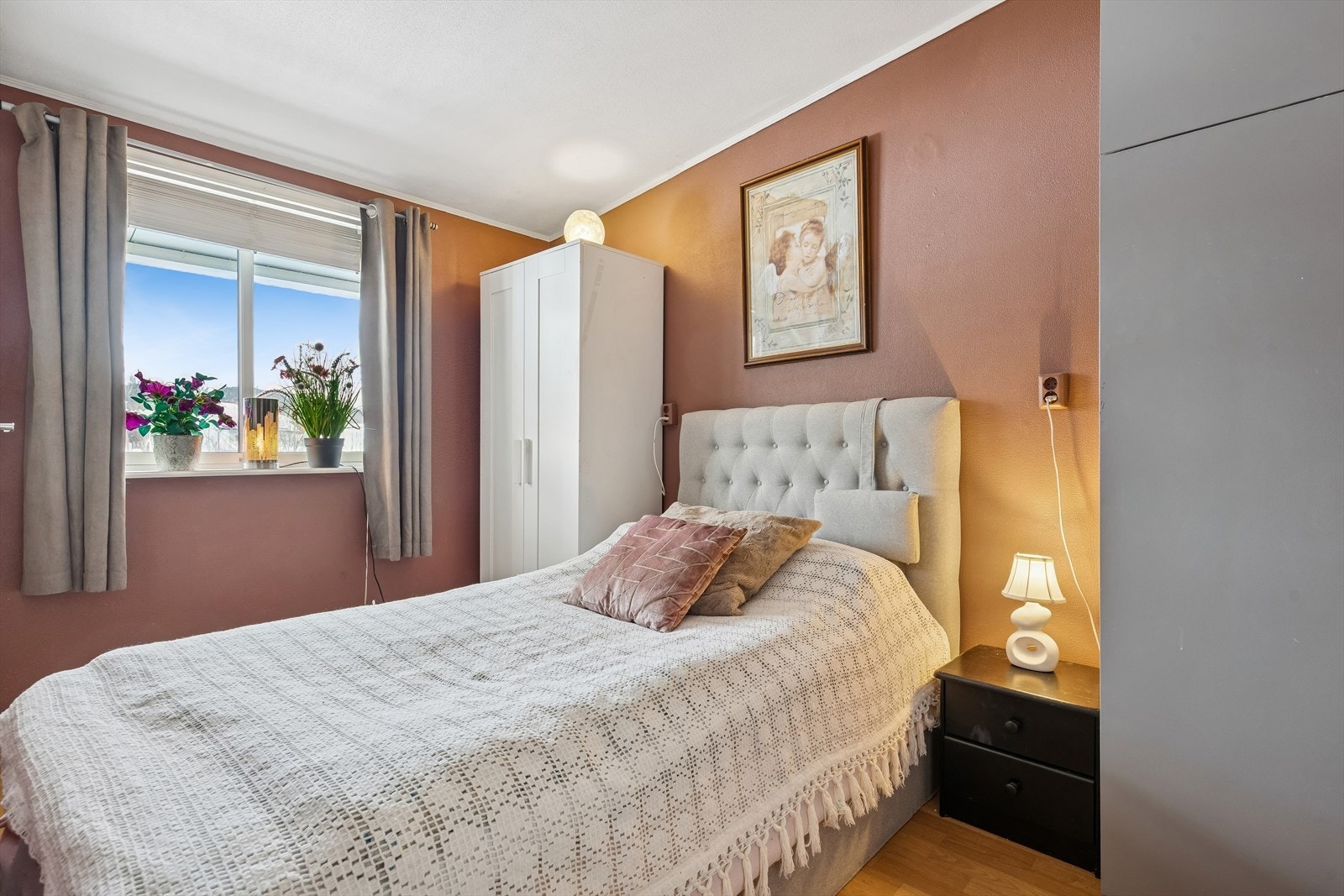 Leiligheten har et soverom med god plass til dobbelseng. Galleribilde