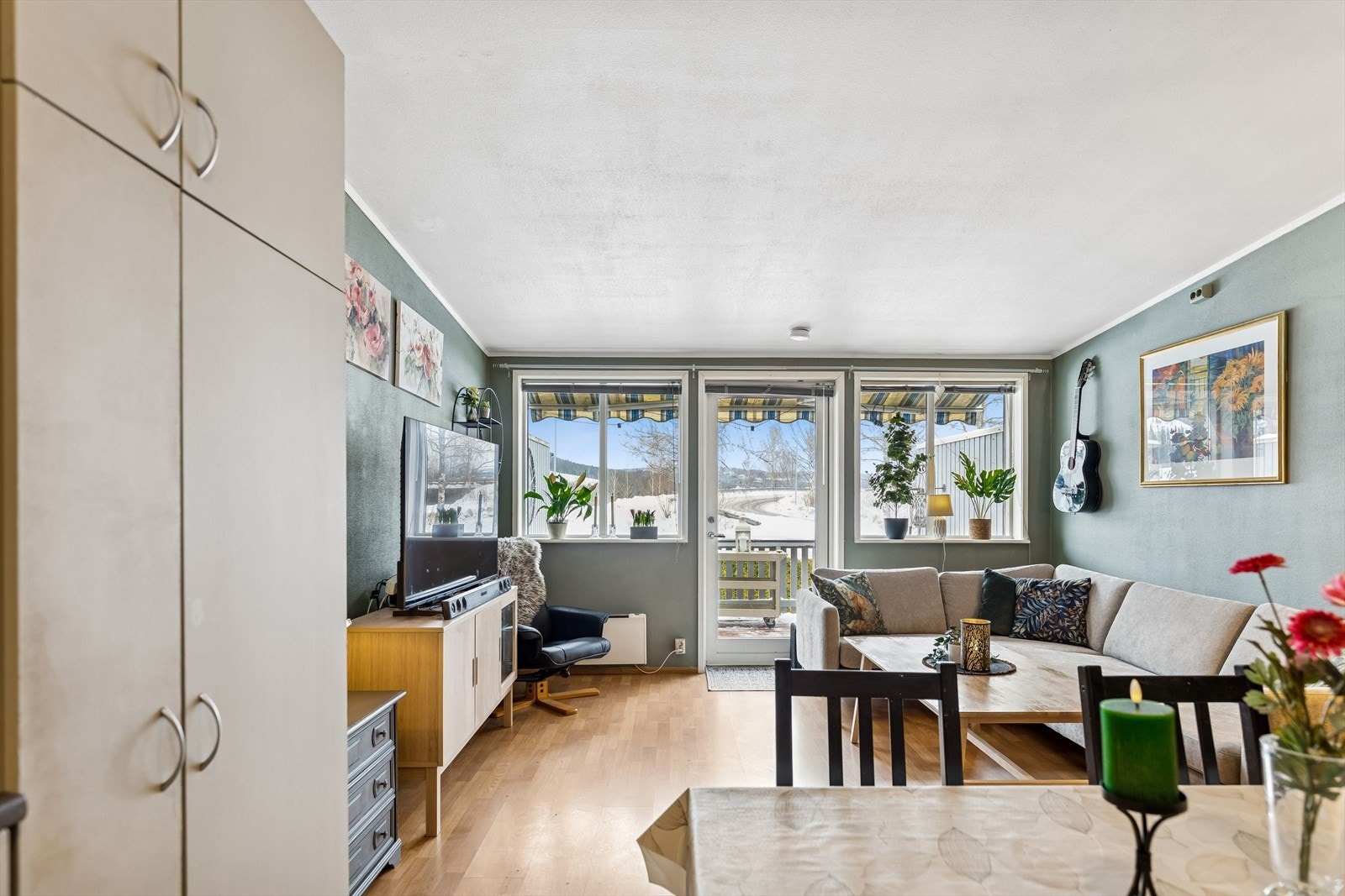 Stuen er malt i en pen og moderne farge og det er laminatgulv. Galleribilde