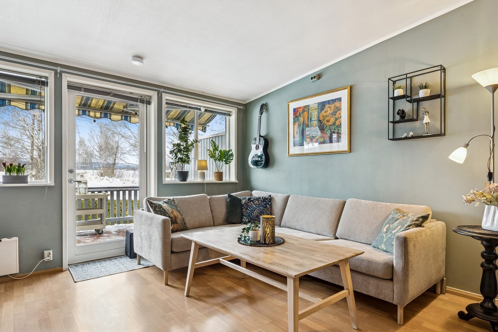 Fra stue er det utgang til veranda. Galleribilde