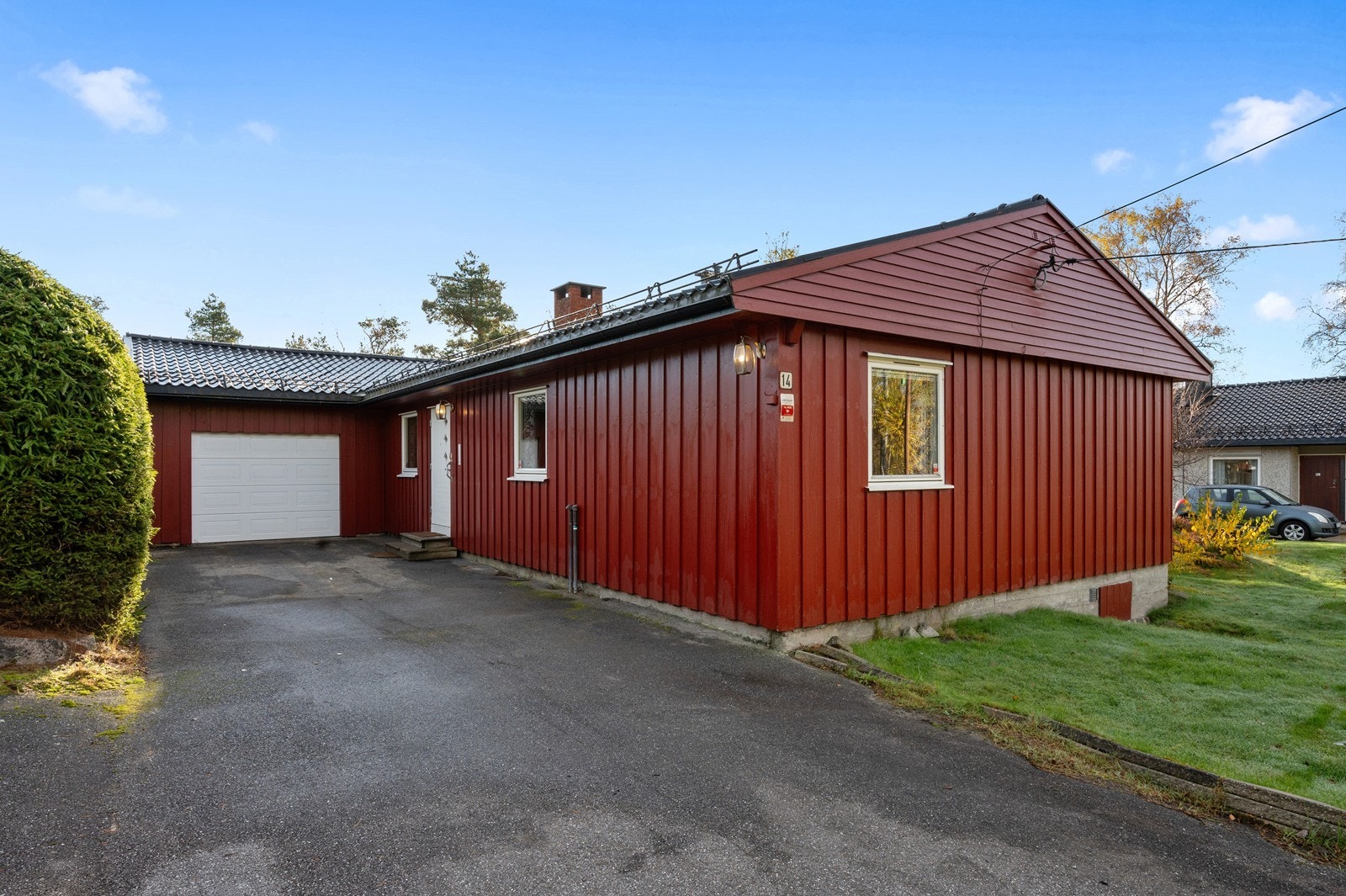 Asfaltert gårdsplass med integrert garasje, med plass til en bil. I tillegg er det plass til flere biler på gårdsplassen. Det er kort kjøreavstand til påkjøring til E6 og f.eks sykehuset på Kalnes. Galleribilde