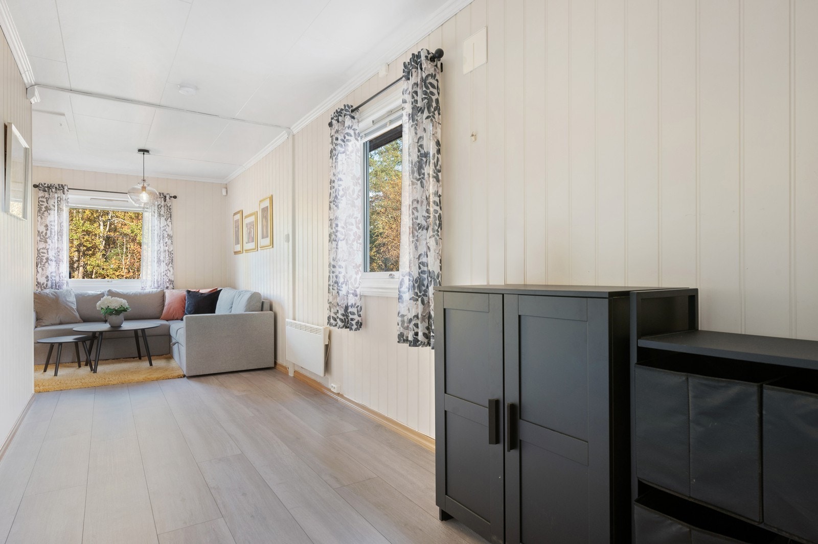 Gjennomgående lyse overflater og laminatgulv gir et helhetlig inntrykk. Galleribilde