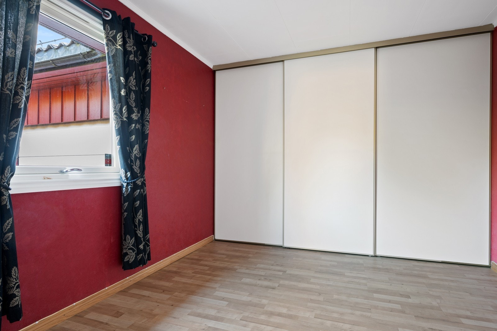 Soverommet er av god størrelse, og er utstyrt med en stor skyvedørsgarderobe for effektiv oppbevaring. Galleribilde