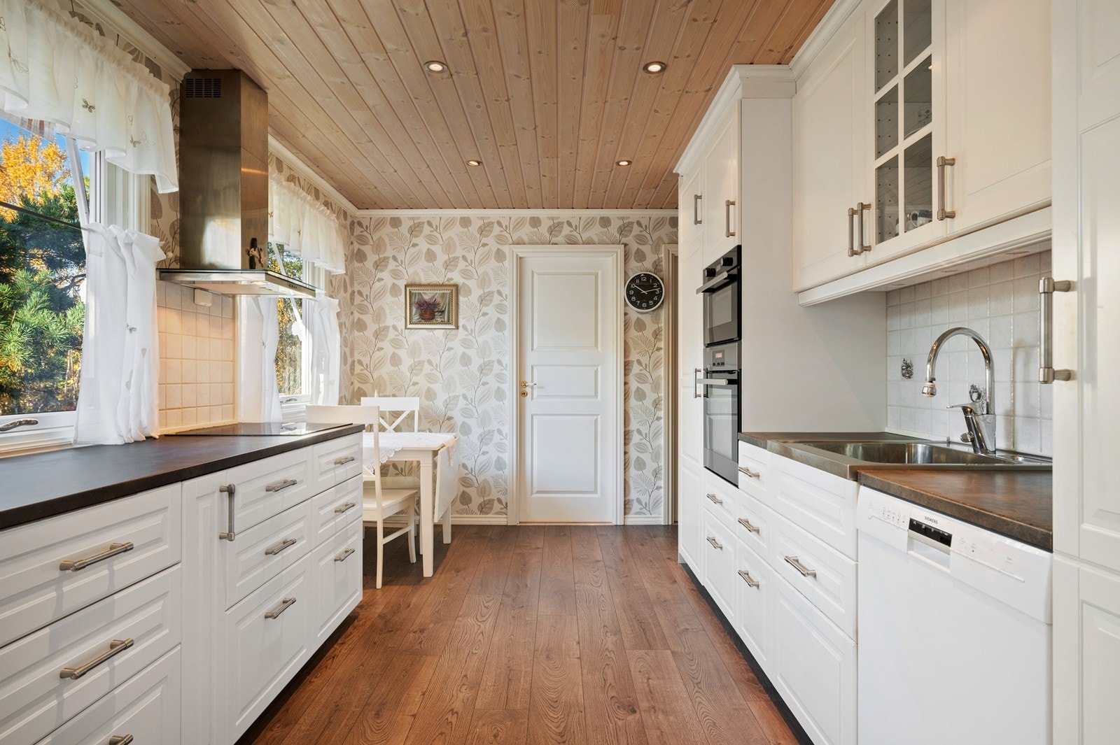 Kjøkkenet har en tidløs innredning med profilerte fronter og laminerte benkeplater. To vinduer slipper inn rikelig med naturlig dagslys - i tillegg er det god lyssetting i form av downlights i taket. Galleribilde