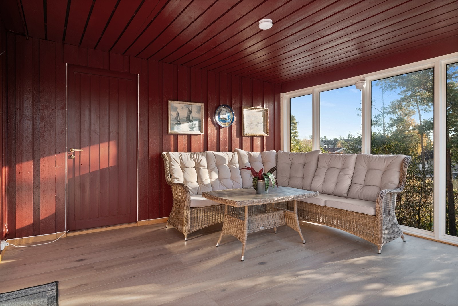 Fra vinterhagen er det skyvedører direkte ut til den åpne delen av terrassen. Galleribilde