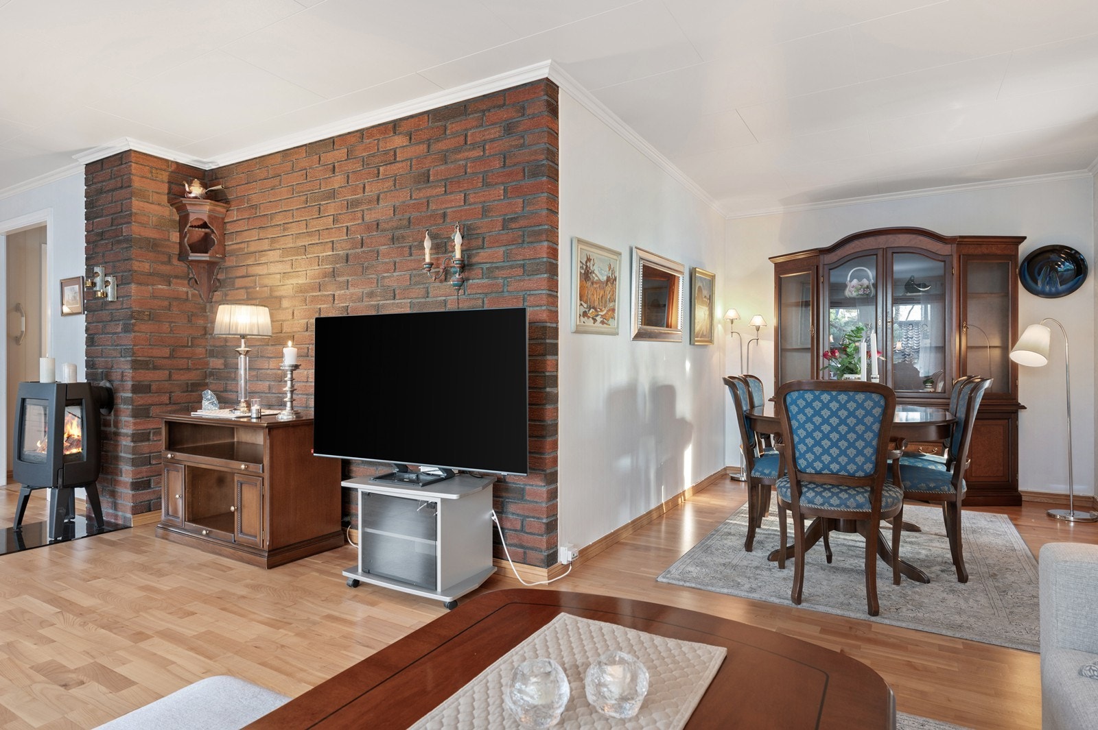 Den åpne løsningen mellom stue og spisestue skaper en sosial og innbydende atmosfære. Galleribilde