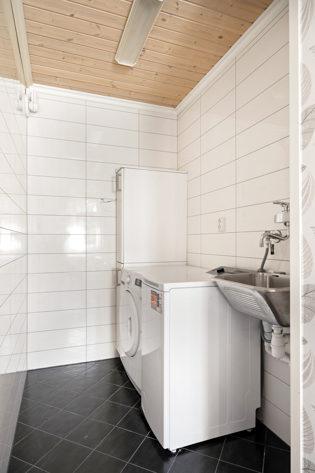 Praktisk vaskerom, i direkte tilknytning til kjøkkenet, også modernisert rundt 2013. Gulv og vegger klassisk flislagt. Det er montert utslagsvask og opplegg for vaskemaskin. Galleribilde