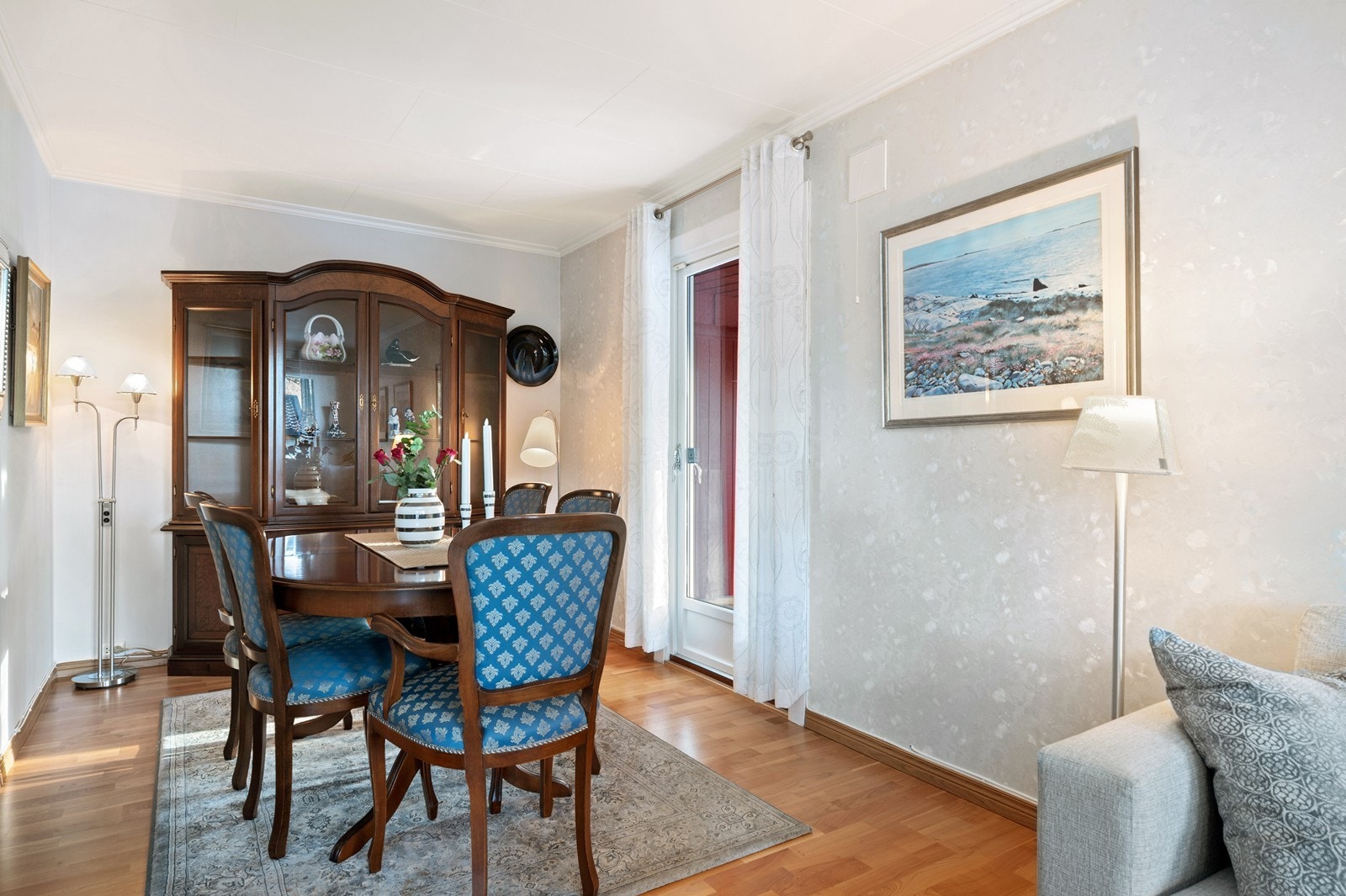 Spisestuen er et naturlig bindeledd mellom stuen og vinterhagen/innglasset veranda. Galleribilde