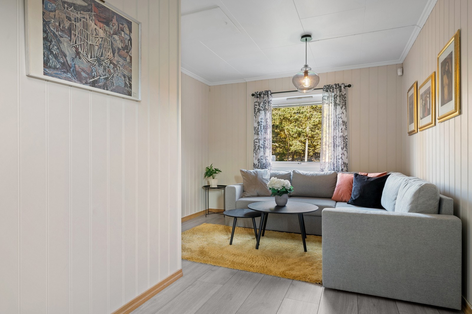 Boligen inneholder også et innredet rom, som i dag er innredet som en ekstra TV-stue, som gir fleksibilitet i hverdagen. Galleribilde