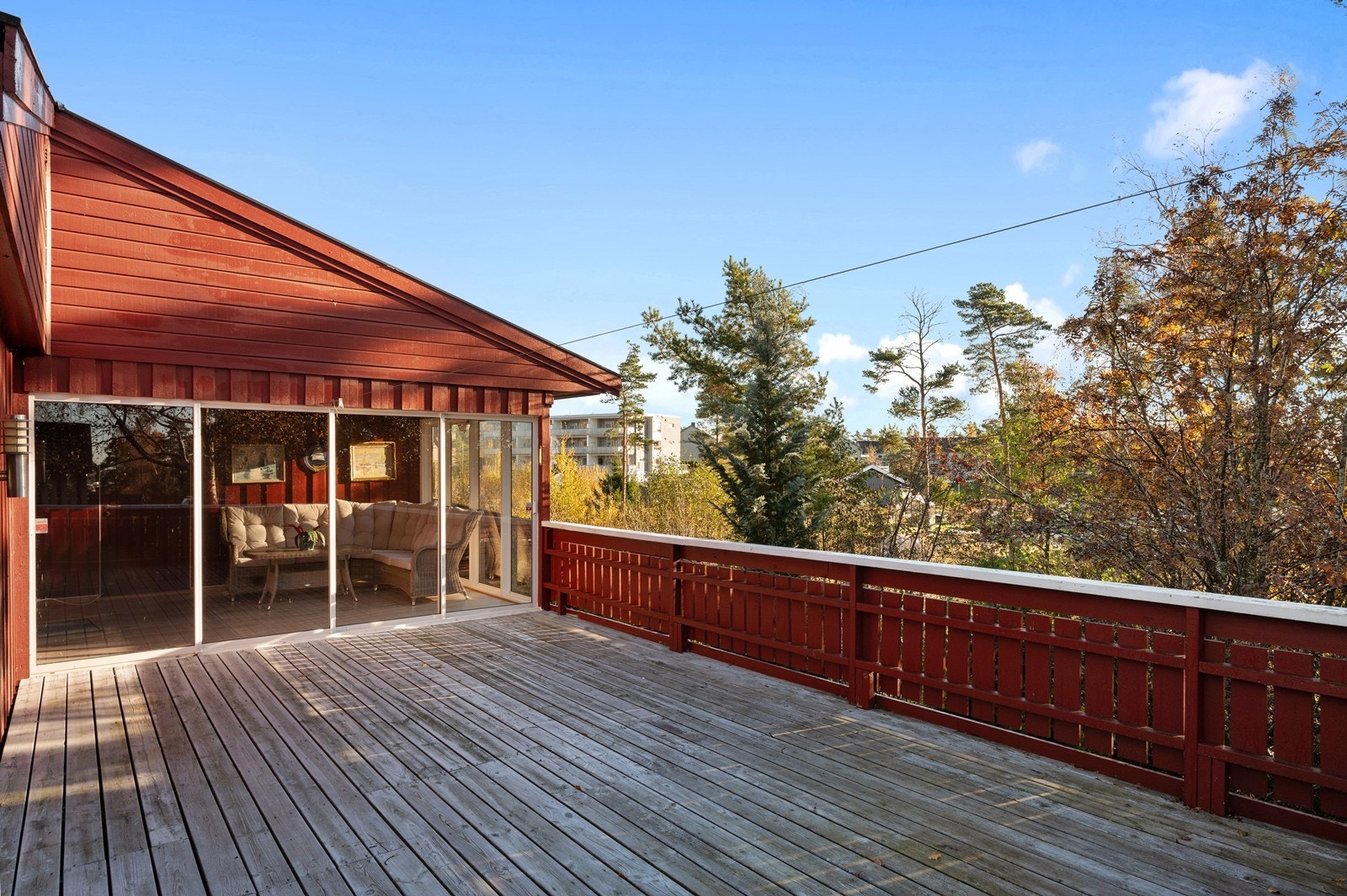 Terrassen har rikelig med plass for utemøbler og flere sosiale soner. Galleribilde