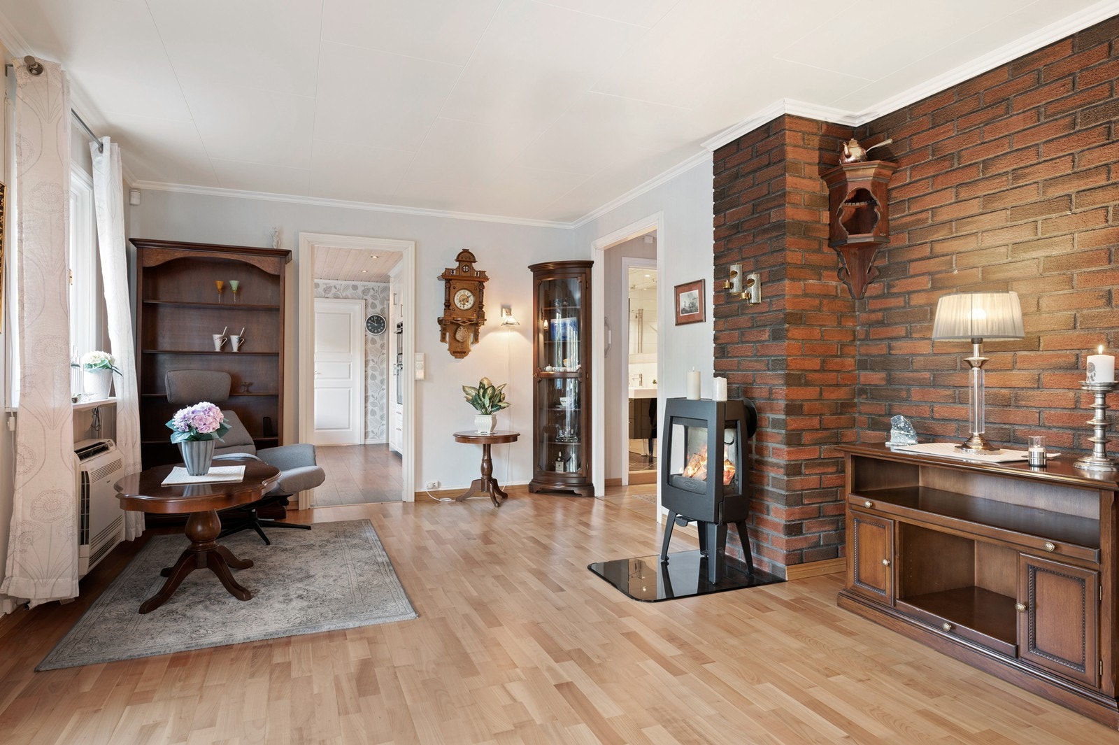 Fra stuen er det enkel tilgang til boligens øvrige rom, som kjøkken og bad. I stuen er det også montert varmepumpe. Galleribilde