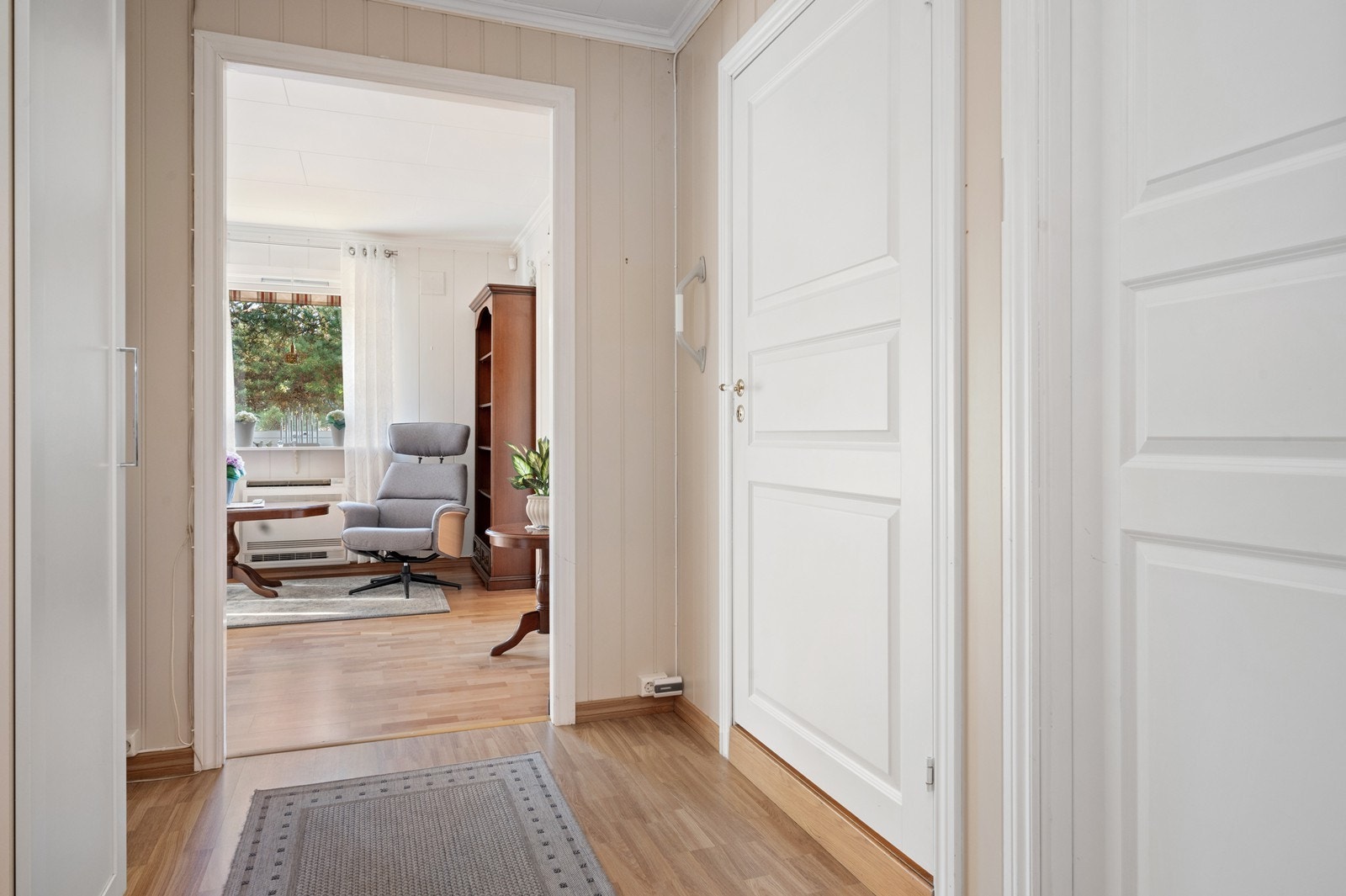 En lys og åpen gang binder sammen soveromsavdelingen med oppholdsrommene. Galleribilde