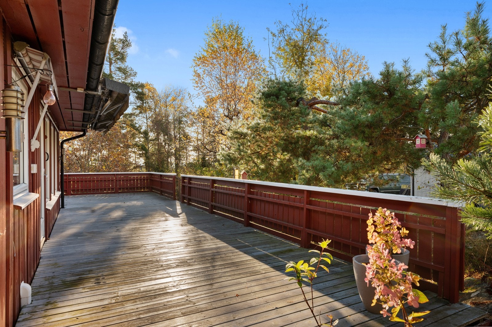 Det er montert markiser på flere av vinduene. Galleribilde