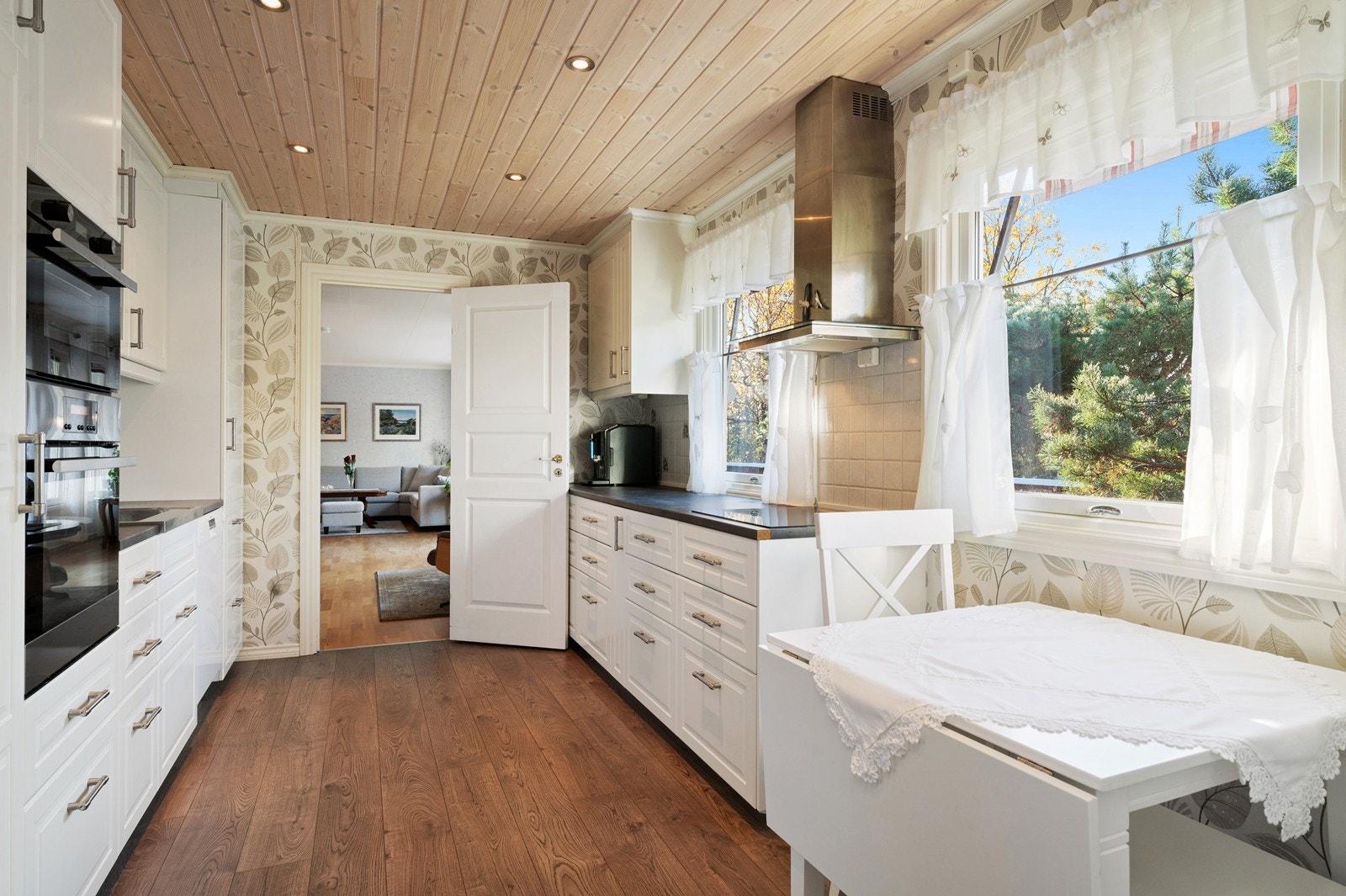 Godt med skap- og benkeplass, samt en hyggelig spiseplass ved vinduet. Galleribilde