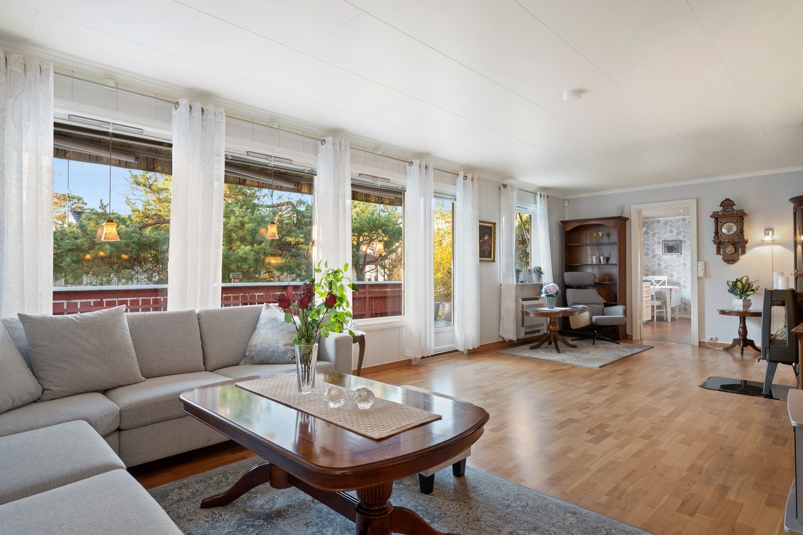 Store vindusflater slipper inn rikelig med dagslys og kobler stuen til uteområdet. Galleribilde