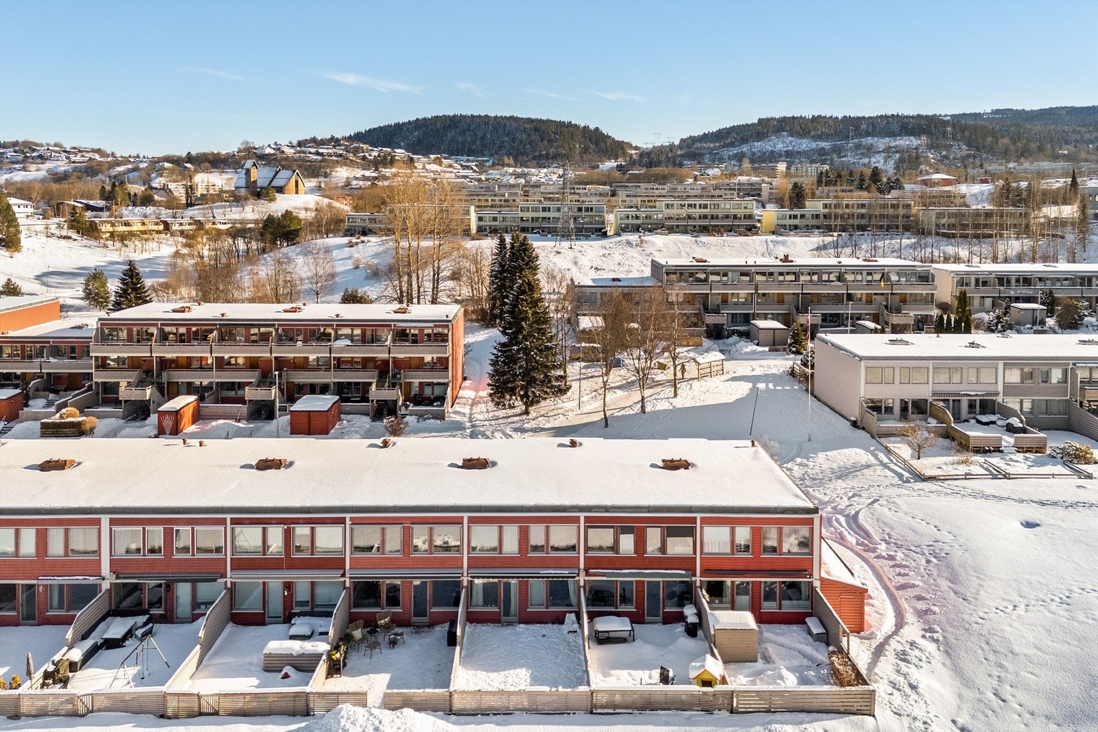 Screens på soverommene mot vest og markise over store deler av terrassen. Galleribilde